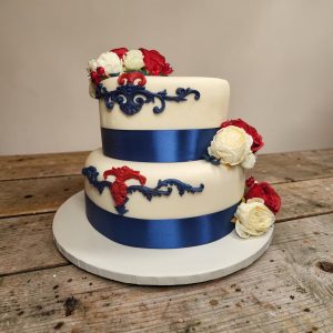 Bordó-kék esküvői torta